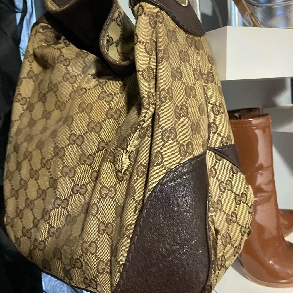 Reposhing!!! Gucci shoulder bag and wallet